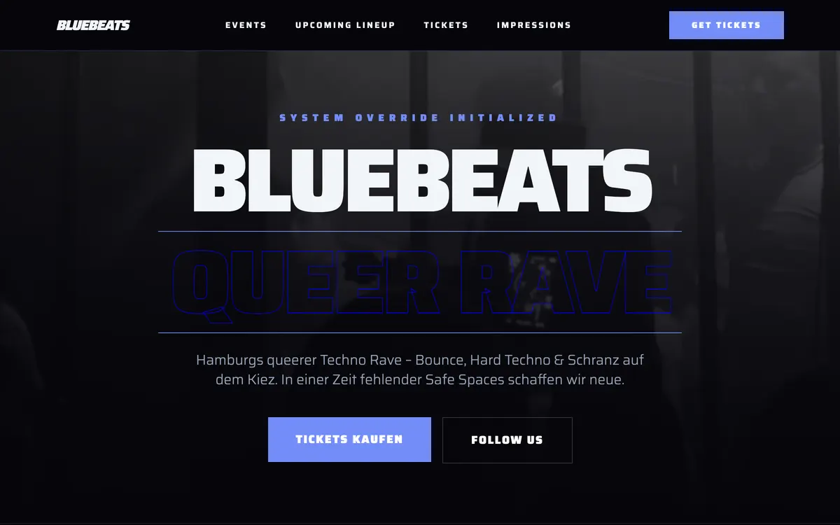Startseite von bluebeats: der Schriftzug „Bluebeats" in Weiß über dem Umriss „Queer Rave" in Blau, darunter „Hamburgs queerer Techno Rave" und ein Knopf zum Ticketkauf.