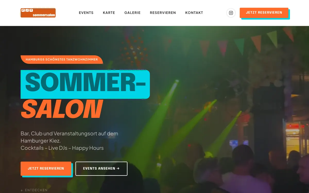 Startseite des Sommersalon: „Hamburgs schönstes Tanzwohnzimmer" über einem Foto vom Tanzboden mit grünen Scheinwerfern, darunter Knöpfe für Reservierung und Events.